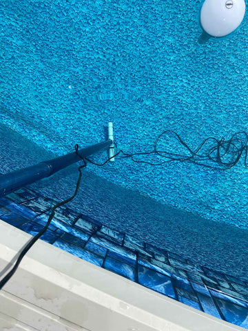 Leak detection electronic device finding holes in swimming pool